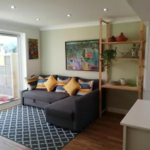 https://spacious-townhouse-with-sea-views-near-cardiff.tophotelsbath.com