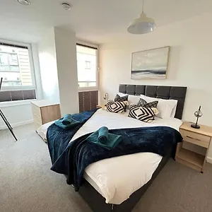 https://2-bedroom-2bathroom-modern-apartment-close-to-ocean-village.tophotelsbath.com